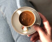 Чашка кофе на коленях