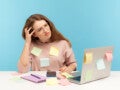 Женщина пытается что-то вспомнить