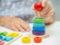 руки пожилого человека выполняют упражнения на моторику